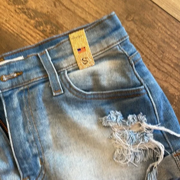 Vibrant shorts - Picture 2 of 3